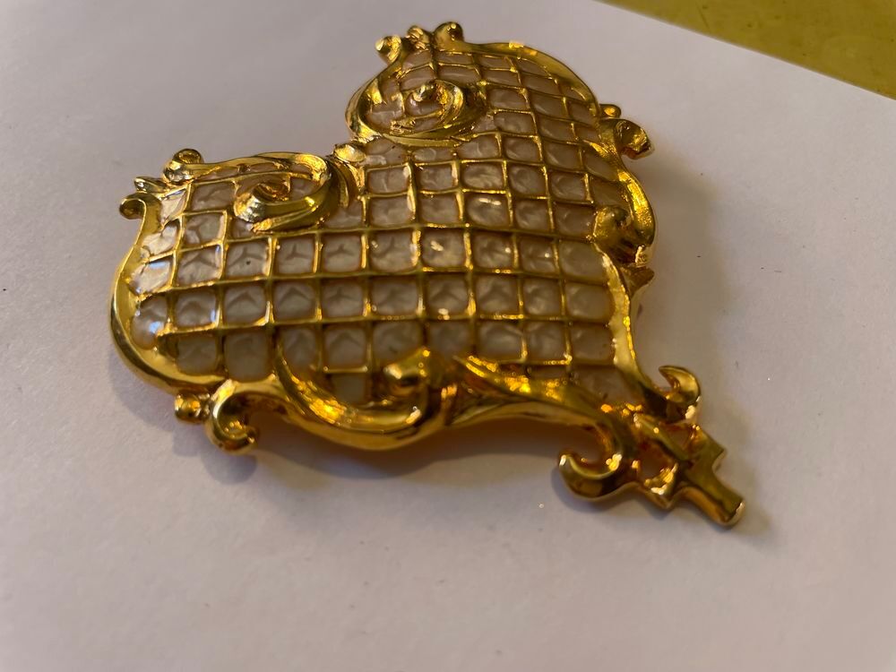 Broche coeur GM croisillons email blanc nacr&eacute; C.LACROIX Bijoux et montres