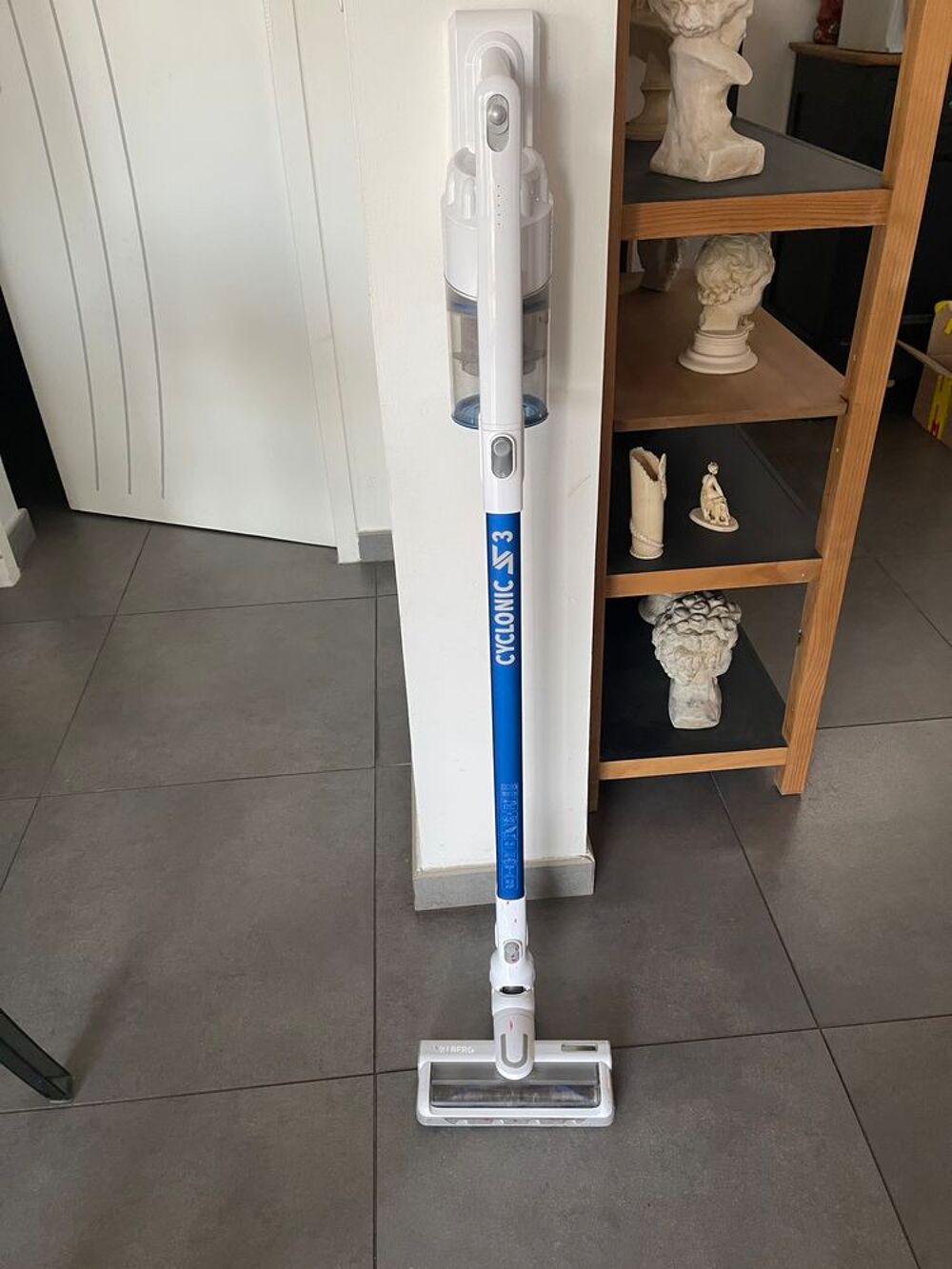 aspirateur balai marque valberg cyclonic S3
Electroménager