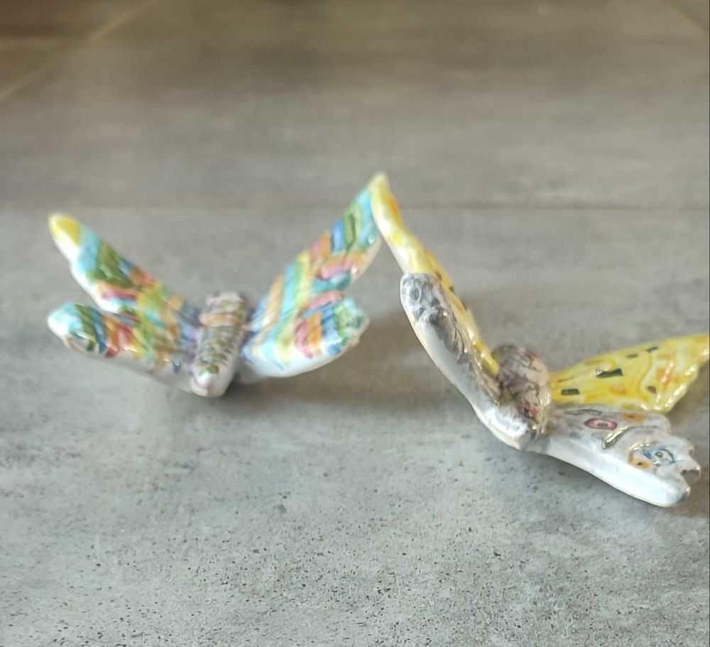 Paire de Papillons en C&eacute;ramique sign&eacute;e. 