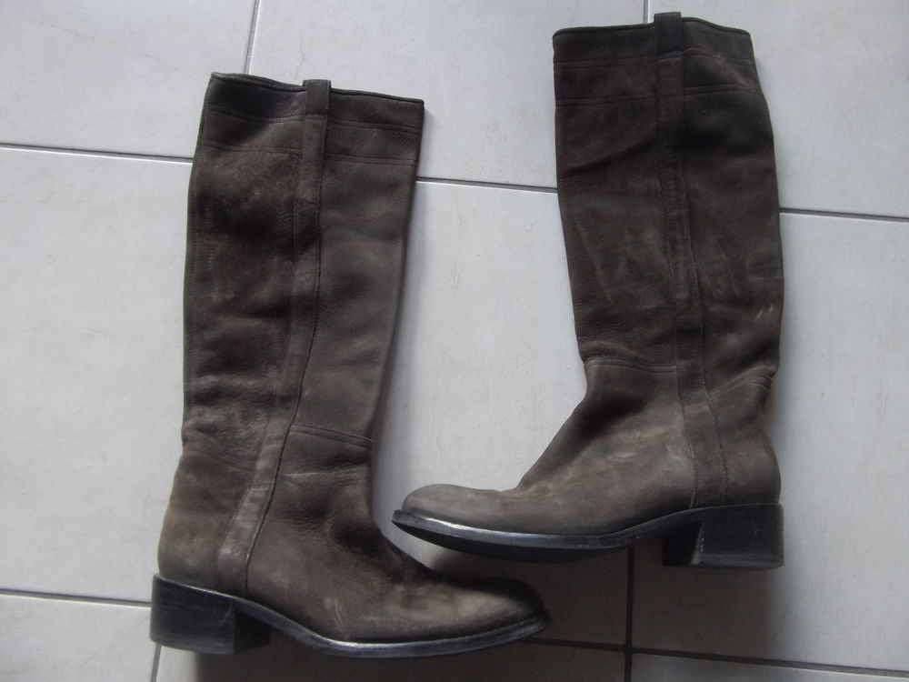 Bottes femmes daim marron
STYLE CAMARGUAISE Chaussures