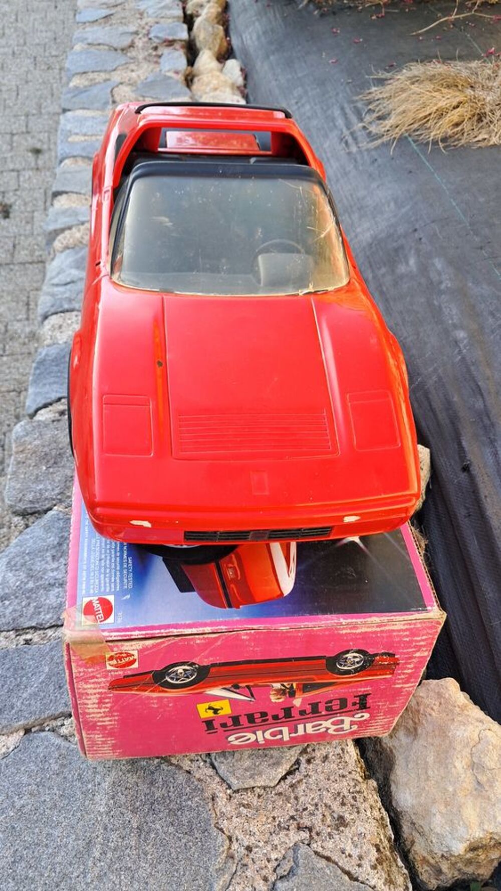 Automobile FERRARI pour poup&eacute;e BARBIE 
Jeux / jouets