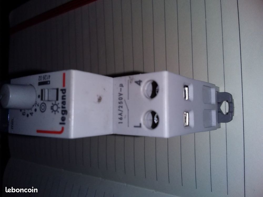 Legrand - Minuterie - 16 A - 230 V~ - 50/60 Hz R&eacute;f : 412602 Bricolage