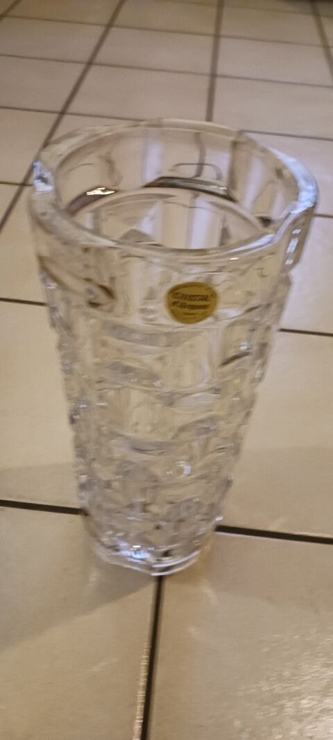 VASE EN VERRE DE CRISTAL D' ARQUE TRANSPARENT. 10 Fr�vent (62)