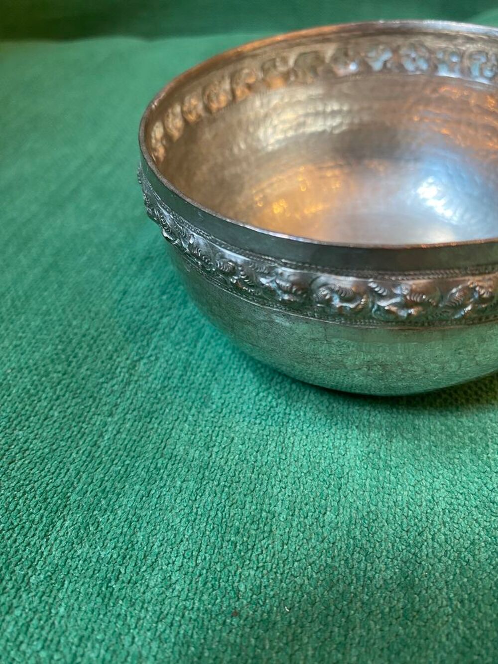 Pot ronde avec bord d&eacute;cor&eacute; Décoration