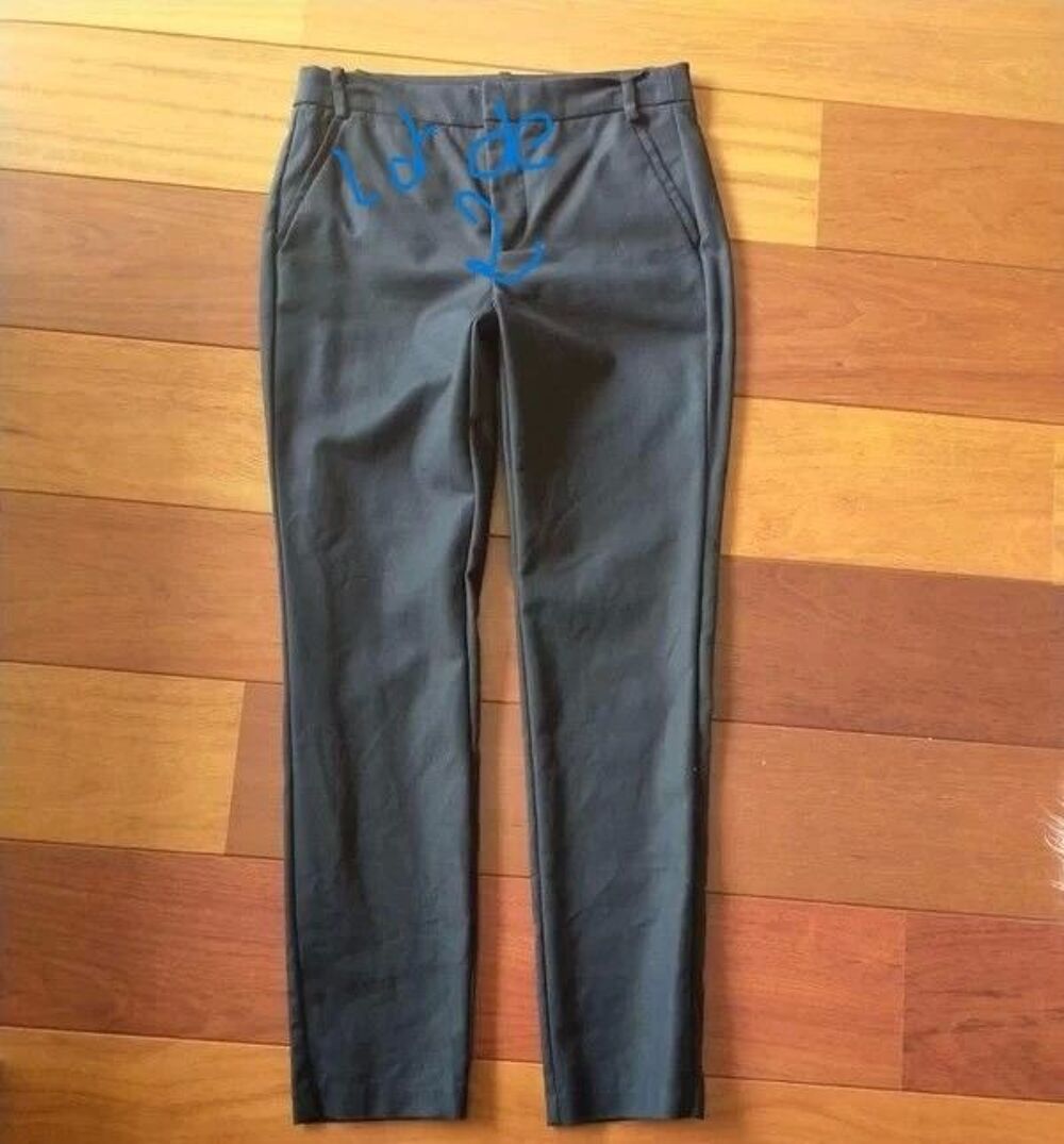LOT 9 PANTALONS ZARA MANGO UNIQLO
NOIRS BLEUS ET KAKI 
Vêtements