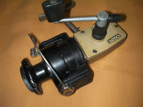 Moulinet lancer MITCHELL 3250 BI-COLOR boitier carr� 30 Roques (31)