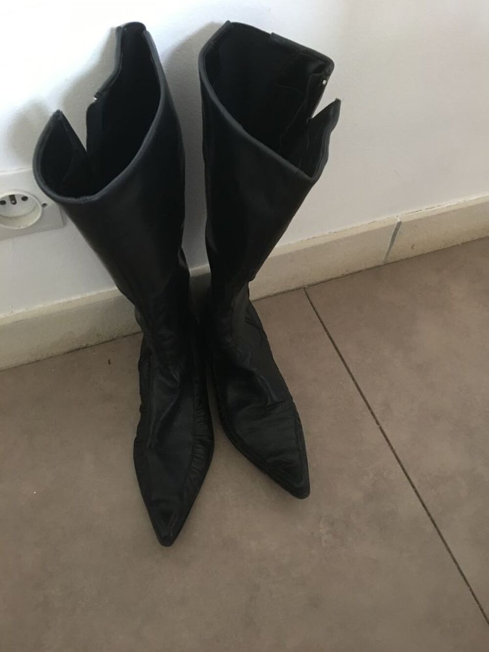 une paire de bottes noires Chaussures