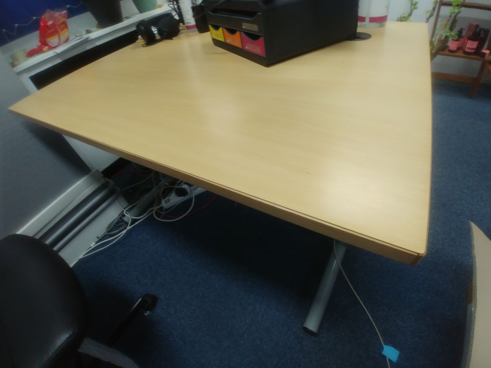 2 bureaux en bois en tr&egrave;s bon &eacute;tat Meubles