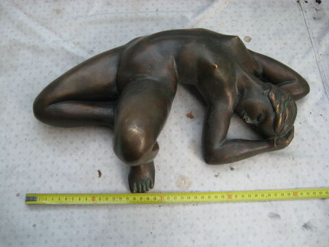 Bronze : statue de femme allong�e, nue. 45cm 8kg. Sign�e 1200 Perpignan (66)
