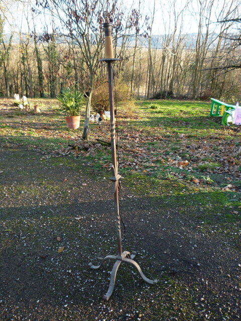 Lampadaire/lampe pieds fer forg� belle �paisseur
h 163cm
65 Castres (81)