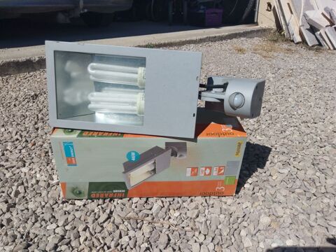 Projecteur tanche en aluminium avec dtecteur infrarouge 100 Guzargues (34)