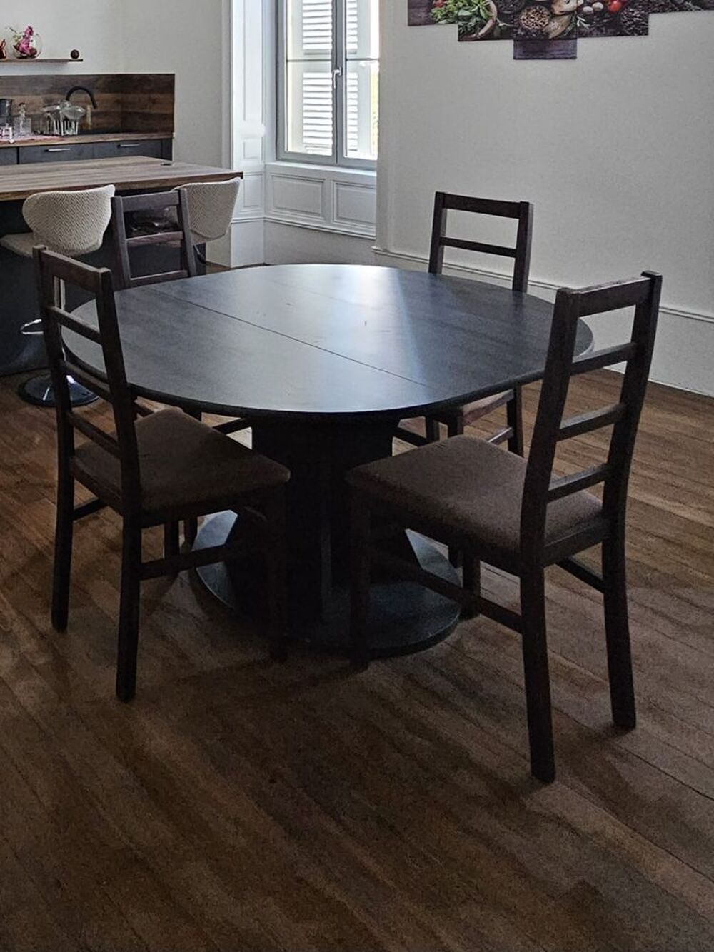 Table ronde noire avec 4 chaises velours marron fonc&eacute; Meubles