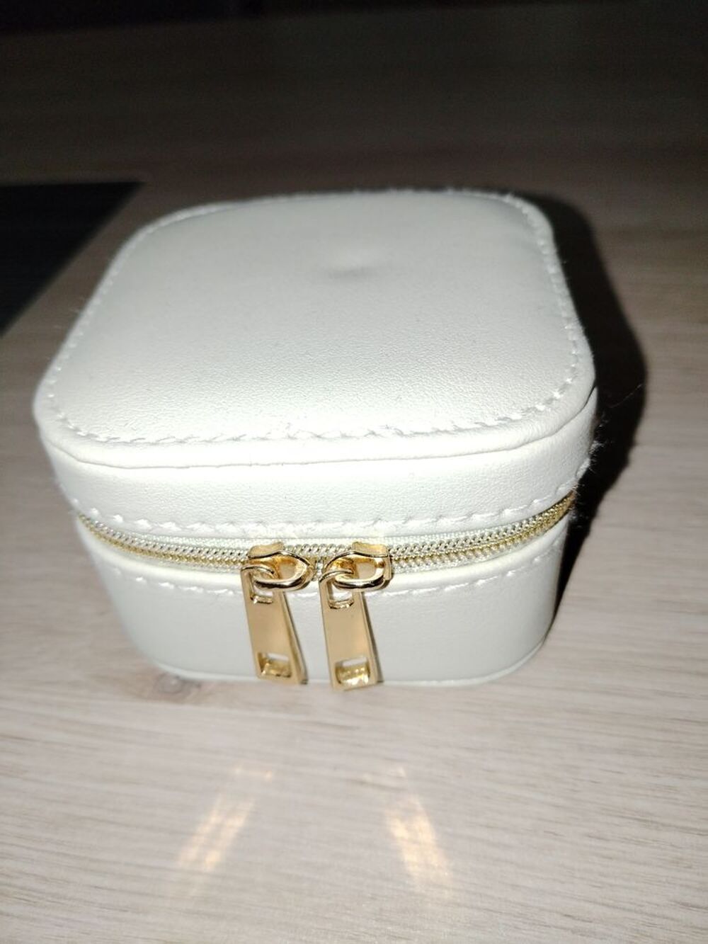 Petite bo&icirc;te &agrave; bijoux
Bijoux et montres