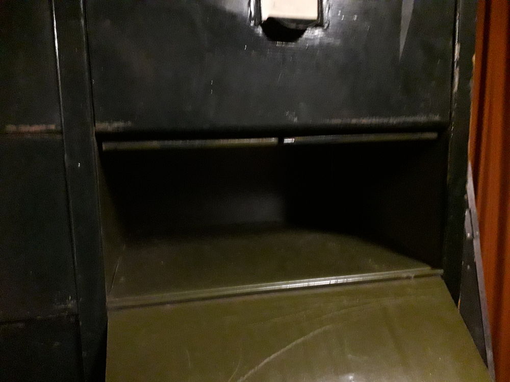 Armoire m&eacute;tallique
&agrave; restaurer 
Tr&egrave;s tendance
Meubles