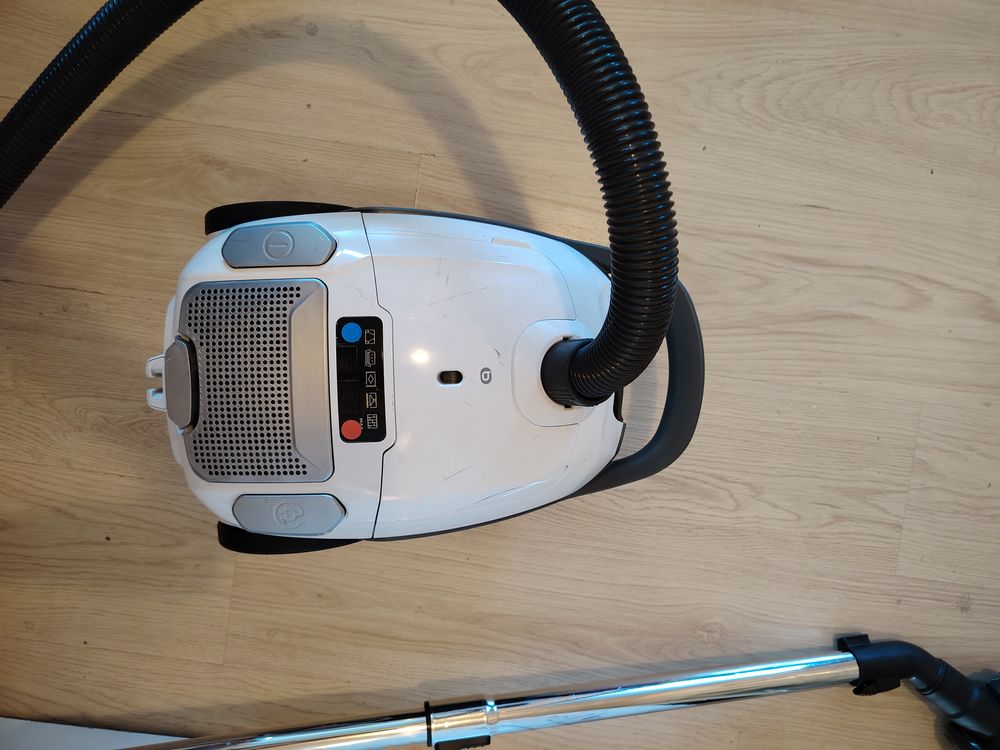 Aspirateur ESSENTIEL B EAT 68 PET Electroménager