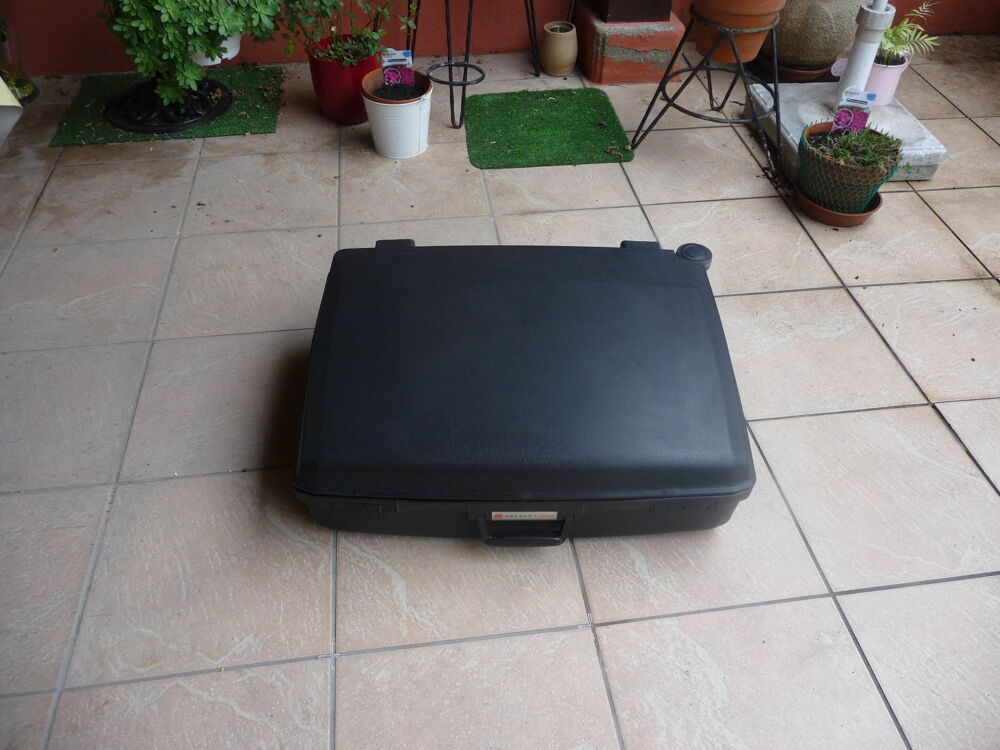 Grande valise noire Delsey Transat &agrave; roulettes
rigide Décoration