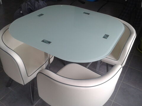 Table et quatre chaises 200 Peyruis (04)