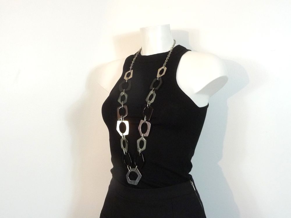 Collier/ Sautoir en M&eacute;tal Argent&eacute; et Maillons en Plastique Bijoux et montres