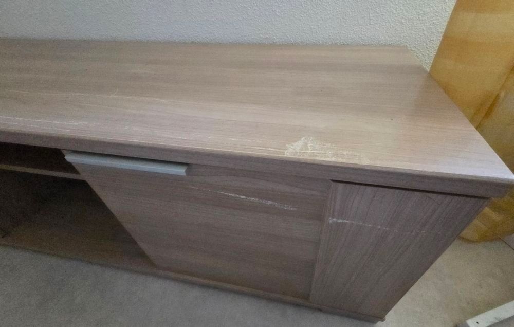 Meuble de tv en be mais quelques griffes Meubles