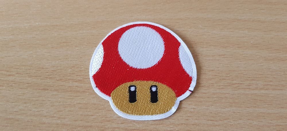 &eacute;cusson brod&eacute;
logo champignon mario bros
rouge 
6x6 cm
