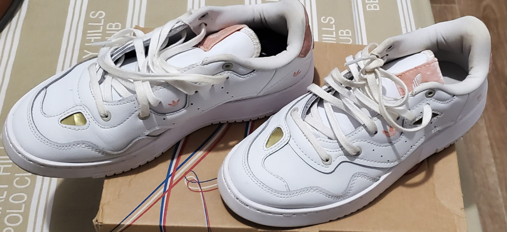 Chaussures ADIDAS BLANC ROSE FEMME NEUF
Taille : 38 Chaussures