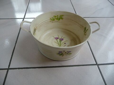 Bassine en métal décor motifs de fleurs 20 Celles-sur-Belle (79)