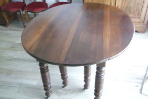 TABLE en NOYER MASSIF de 141 cm. x 111 cm.avec 8 PIEDS et 5 1290 Ramous (64)