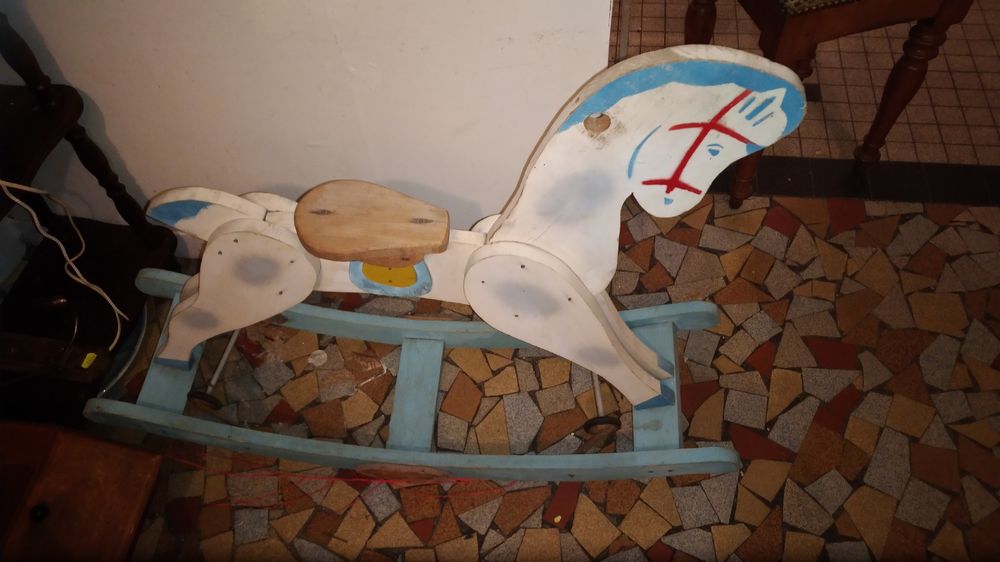 Cheval &agrave; bascule en bois peint 
Cheval &agrave; bascule en bois Décoration