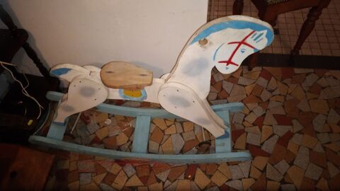 Cheval � bascule en bois peint 
Cheval � bascule en bois 80 Rosny-sous-Bois (93)