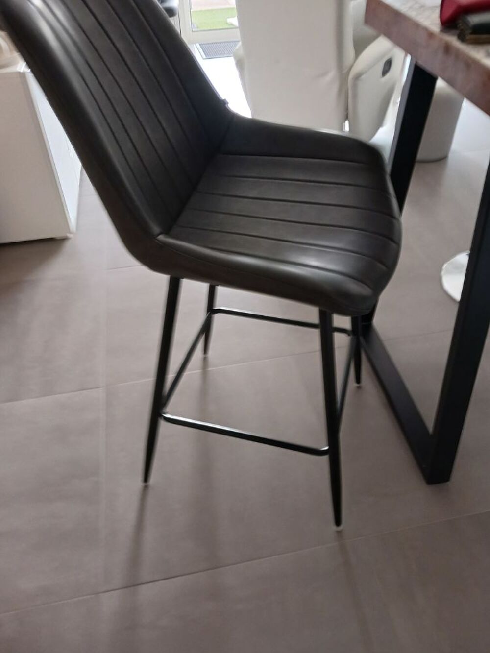 DEUX BEAUX TABOURETS BAR OU MANGE DEBOUT Meubles