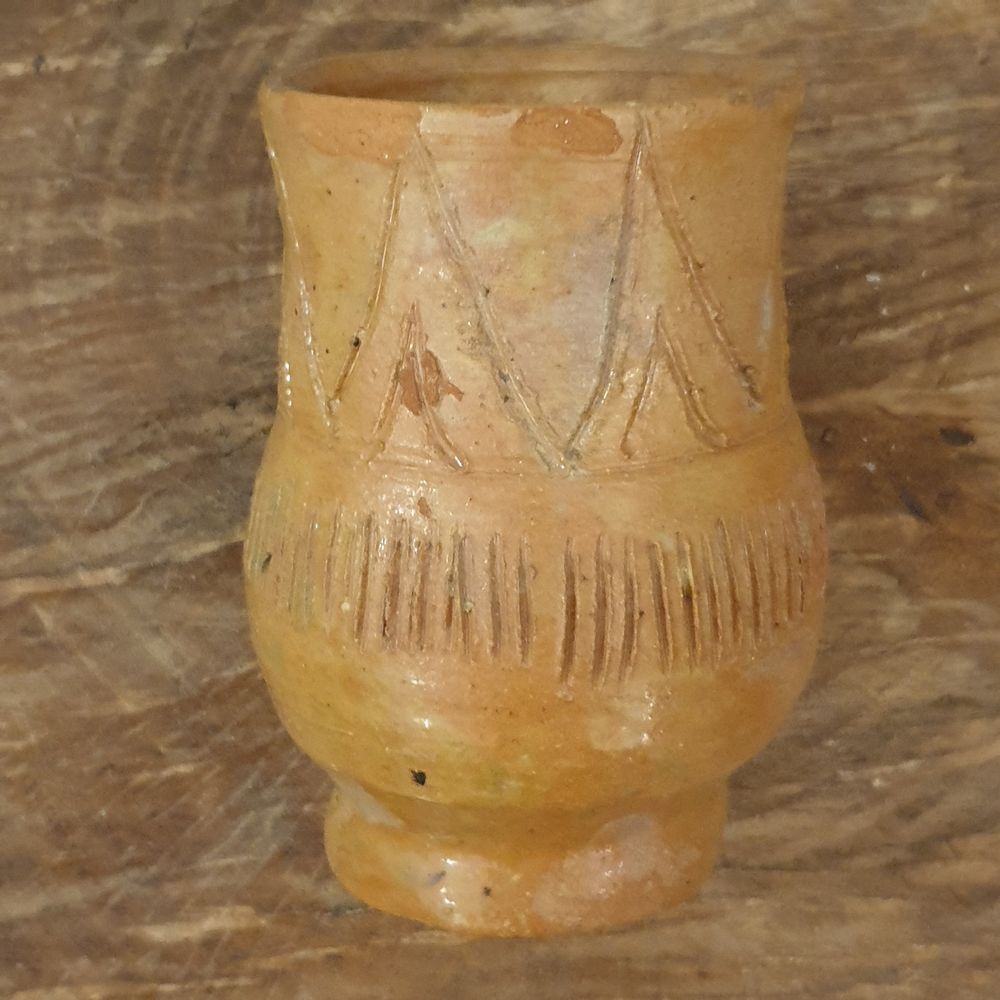 Petit vase grav&eacute; en terre cuite, vernis 10 cm Ancien Décoration