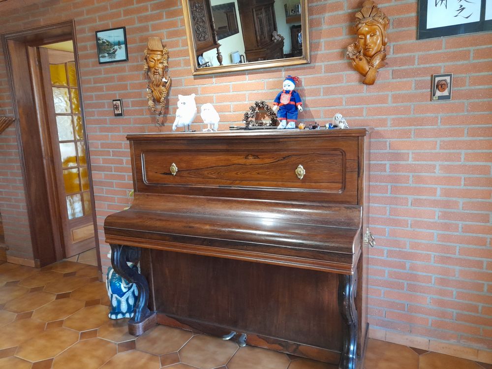 Piano droit cadre bois 
Instruments de musique