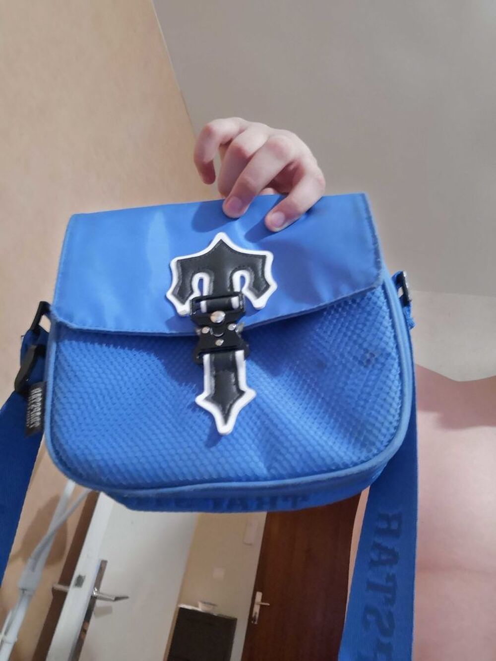Bonjour je un lot compos&eacute; de 2 sachoche et une canne &agrave; p&ecirc;che Accessoires