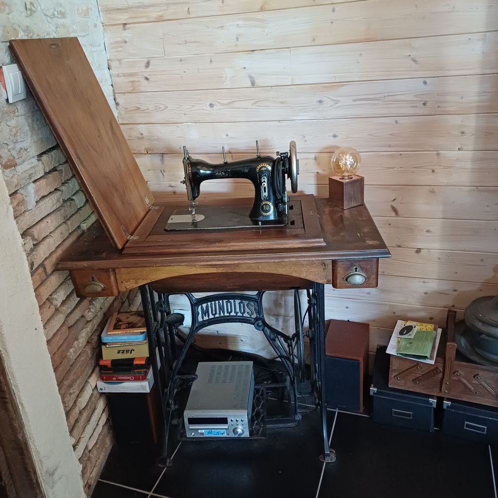 Ancien meuble avec machine &agrave; coudre 
Meubles