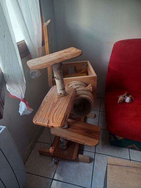 Cabane et griffoir pour chat 280 25000 Besançon
