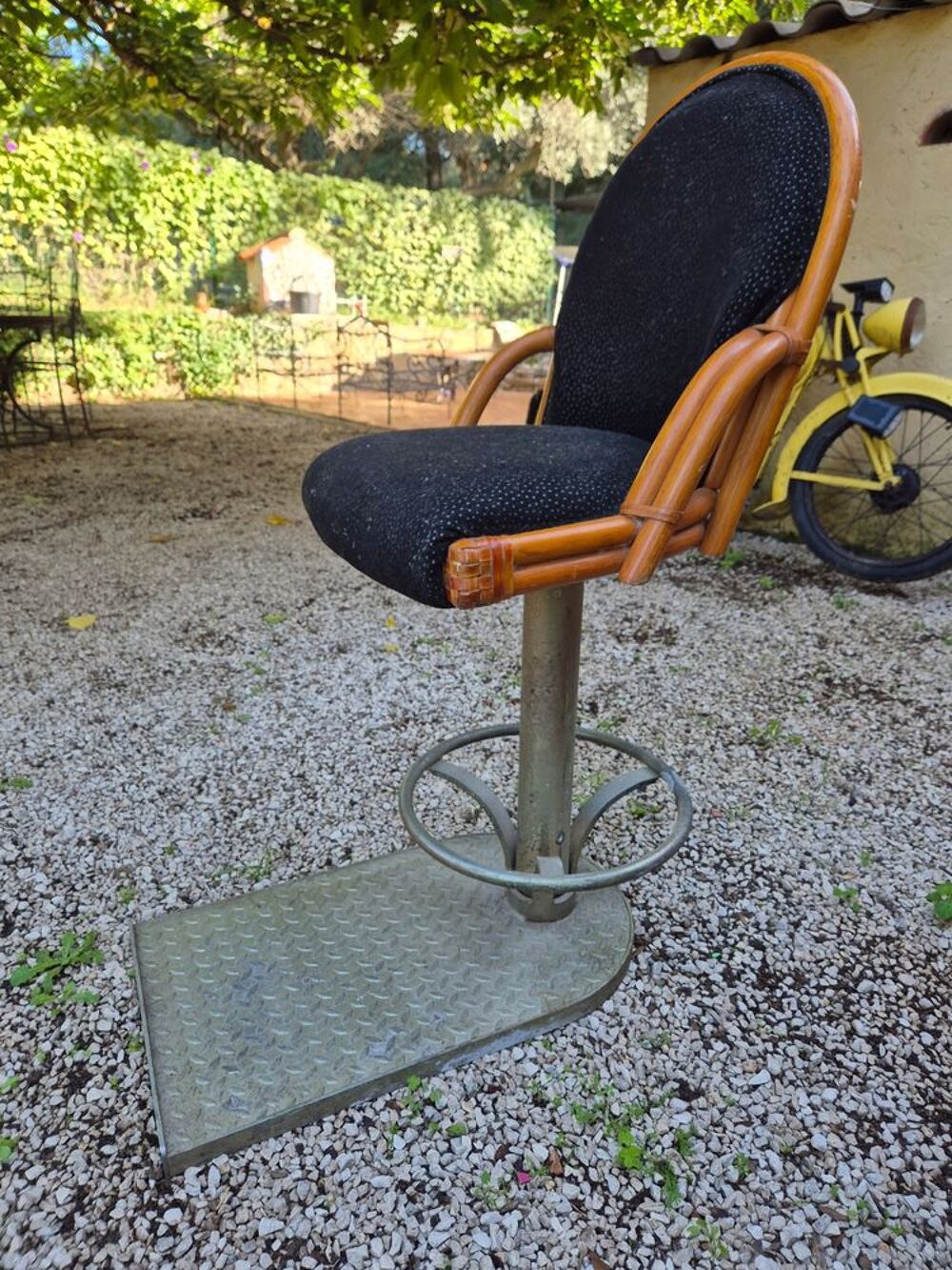 Si&egrave;ge tournant type casino d'antan avec socle acier. Meubles