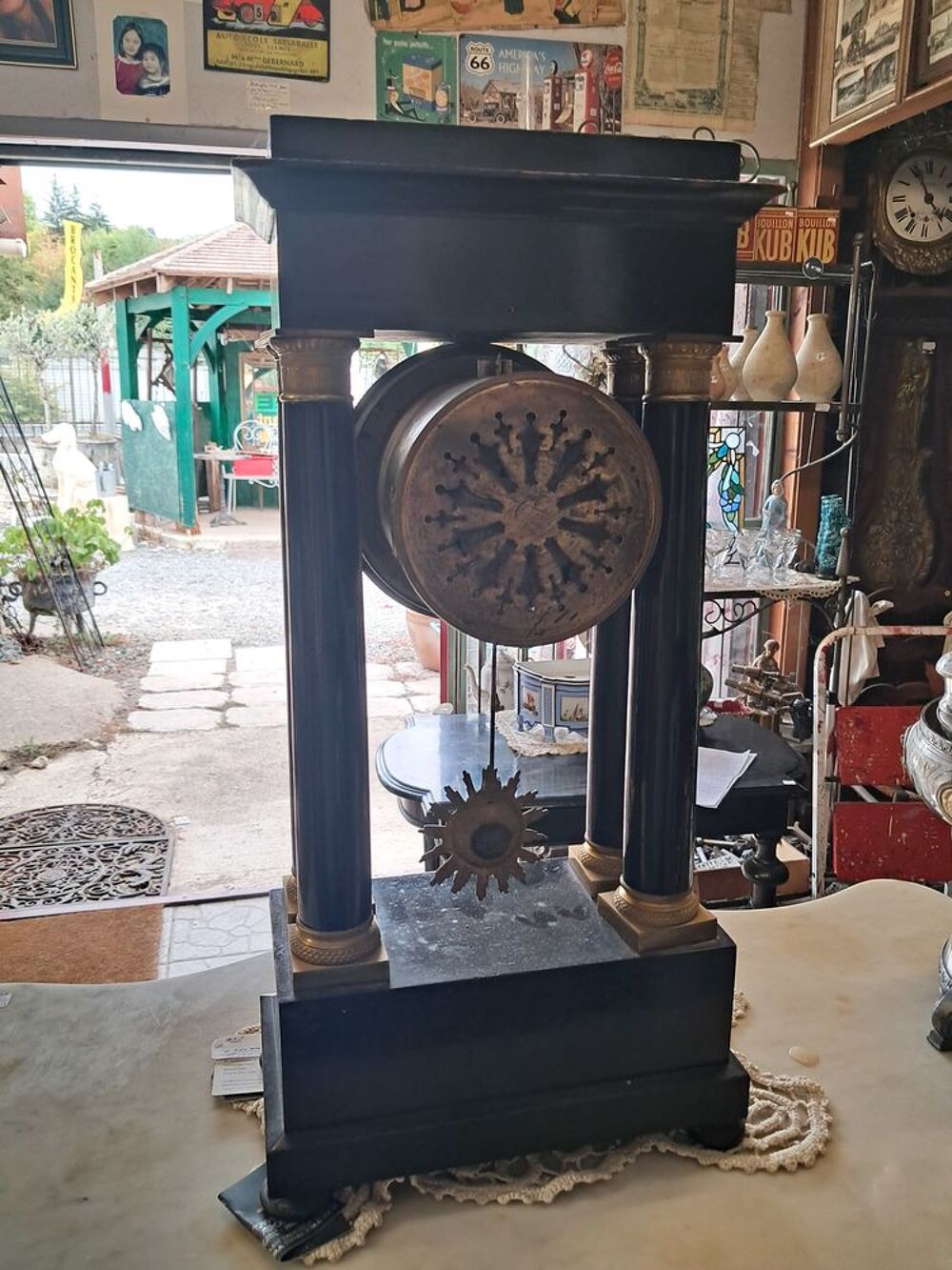 Pendule Napol&eacute;on III ancienne, en acajou noirci Décoration