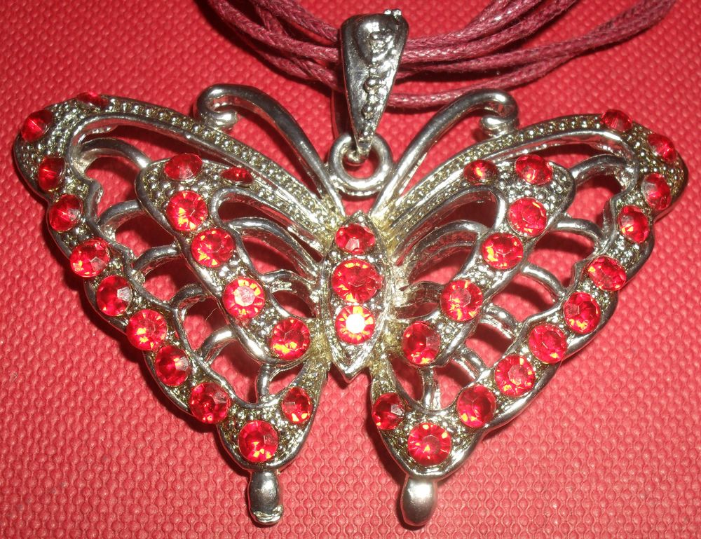 Collier Papillon avec brillants rouges Neuf Bijoux et montres