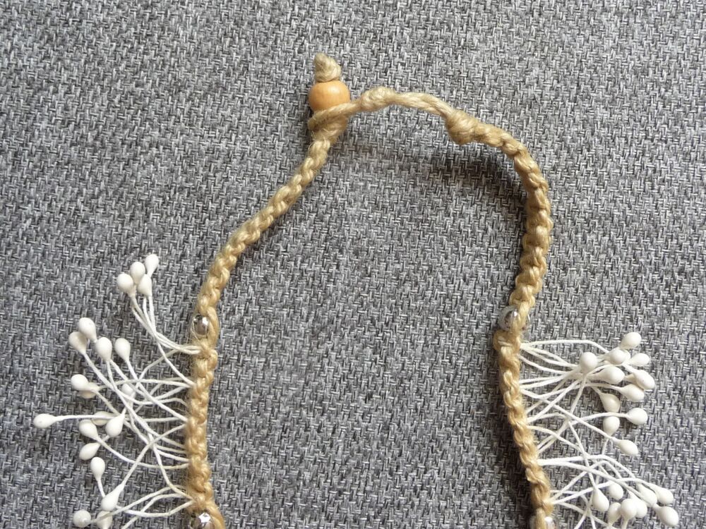 Collier Beige avec ses Fines Brindilles Blanches- Neuf Bijoux et montres