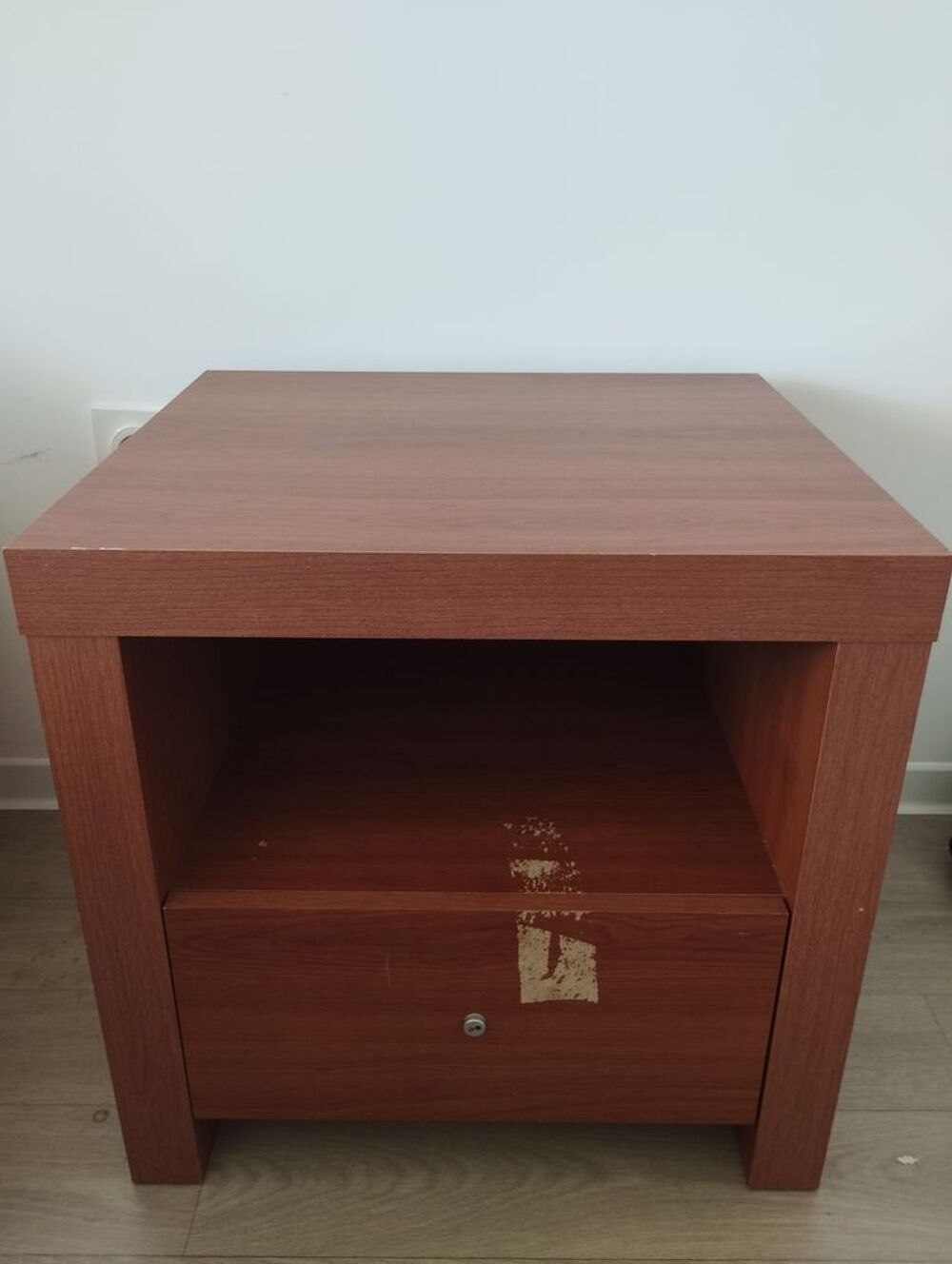 Deux chevets aspect bois en formica Meubles