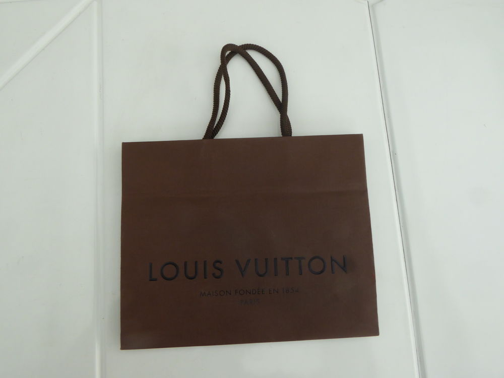 Boite vide et sacs shoppings Louis Vuitton	 Maroquinerie