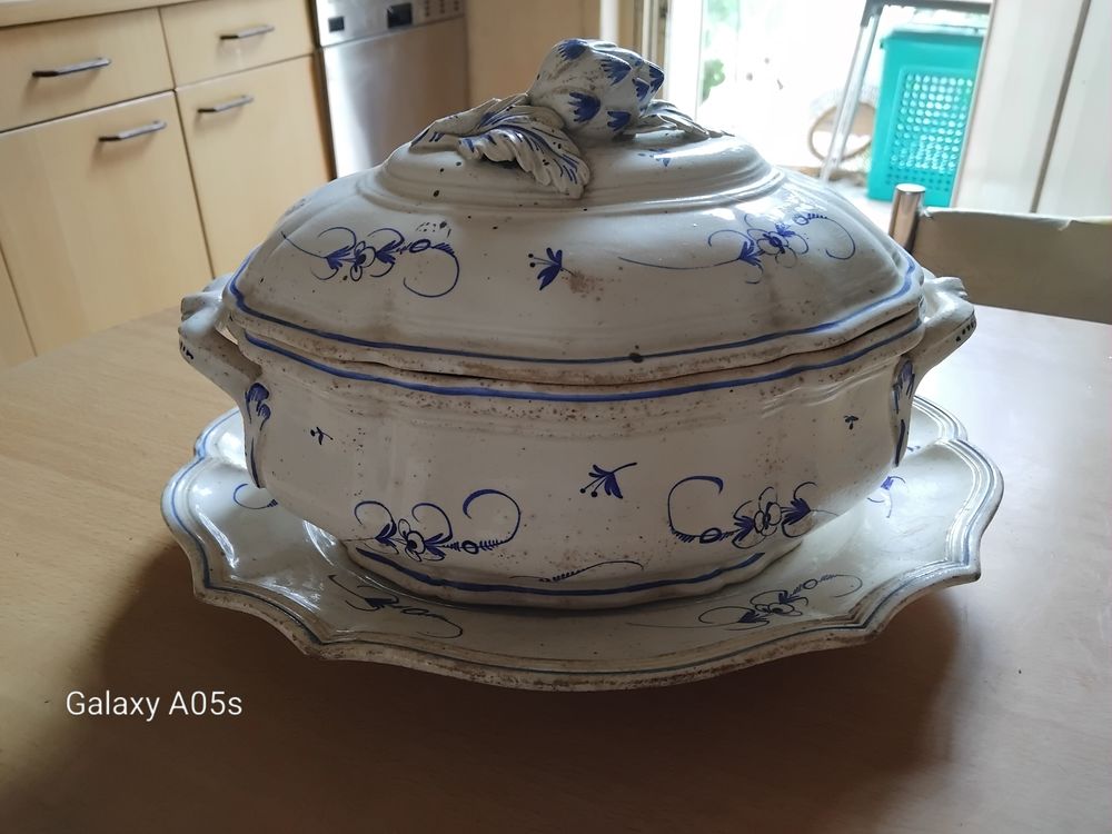 Soupi&egrave;re ancienne Soupi&egrave;re ancienne en fa&iuml;ence ? d&eacute;cor bleu 