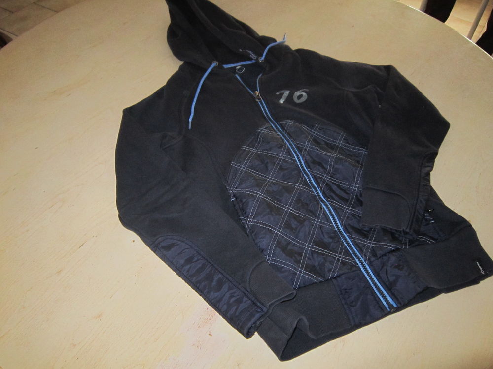 Une veste avec capuche (&eacute;quitation) Vêtements
