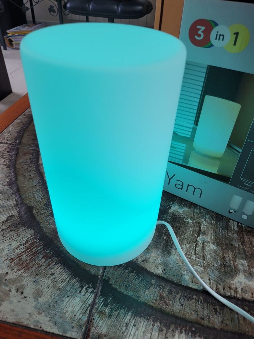 Lampe de table LED RGB &agrave; intensit&eacute; variable + t&eacute;l&eacute;commande, D�coration