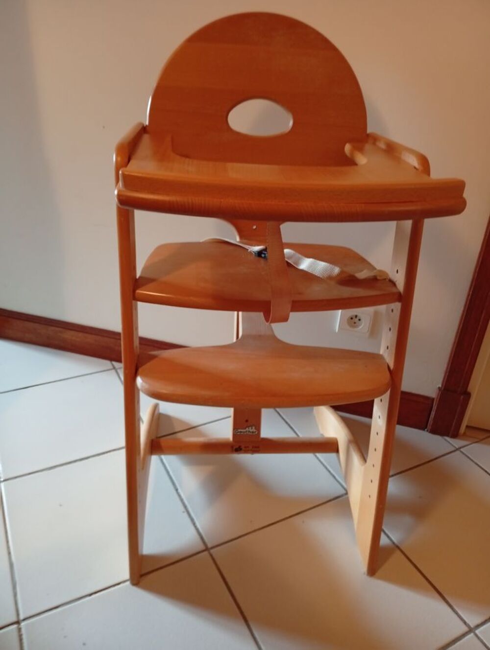 Lit &agrave; barreaux et &eacute;quipement b&eacute;b&eacute;. Pu�riculture