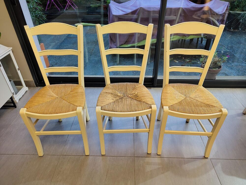 un lot de 3 chaises vintages avec assise en paille. Meubles