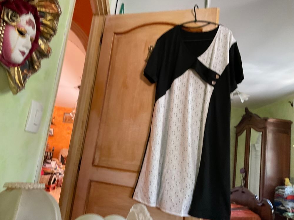 Belle robe avec broderies Vêtements
