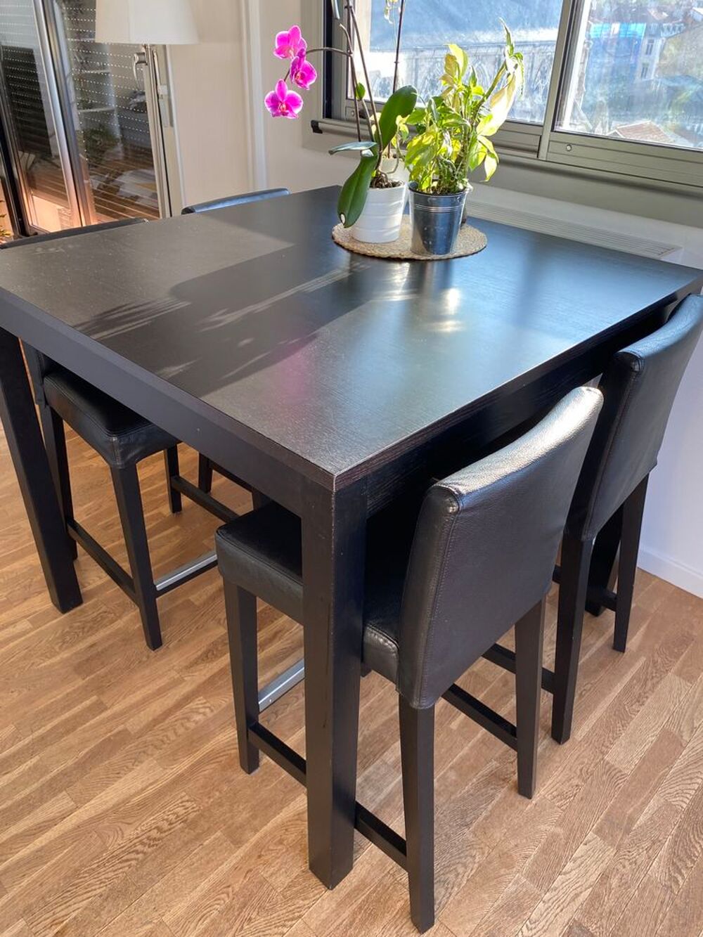 Table avec tabourets Meubles