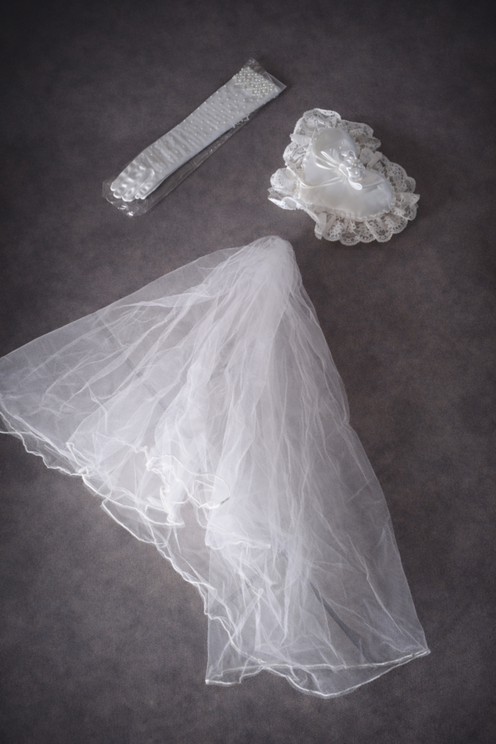 Robe de mari&eacute;e avec tra&icirc;ne, voile, gants et coussin alliance Vêtements
