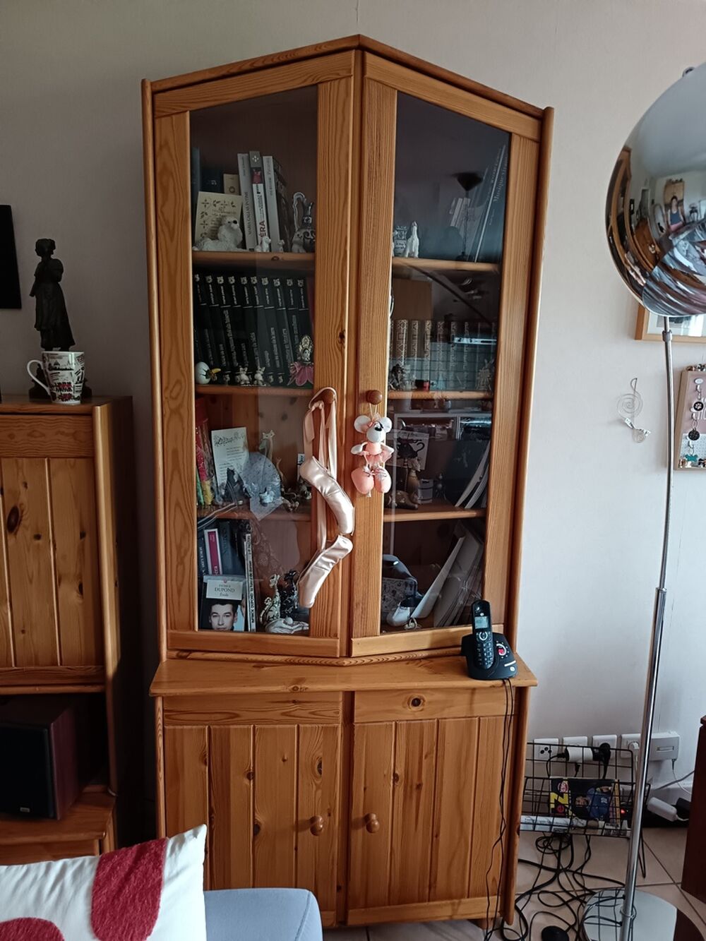 Vitrine d'angle en bois vitr&eacute;es Meubles